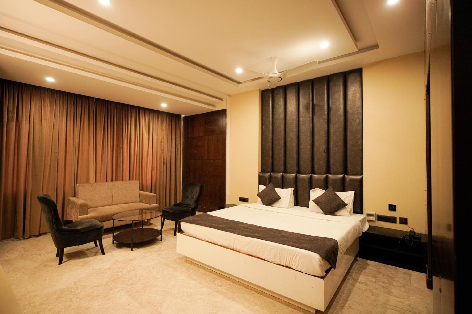 Cliff Embassy Banquet And Suites Shimoga Extérieur photo