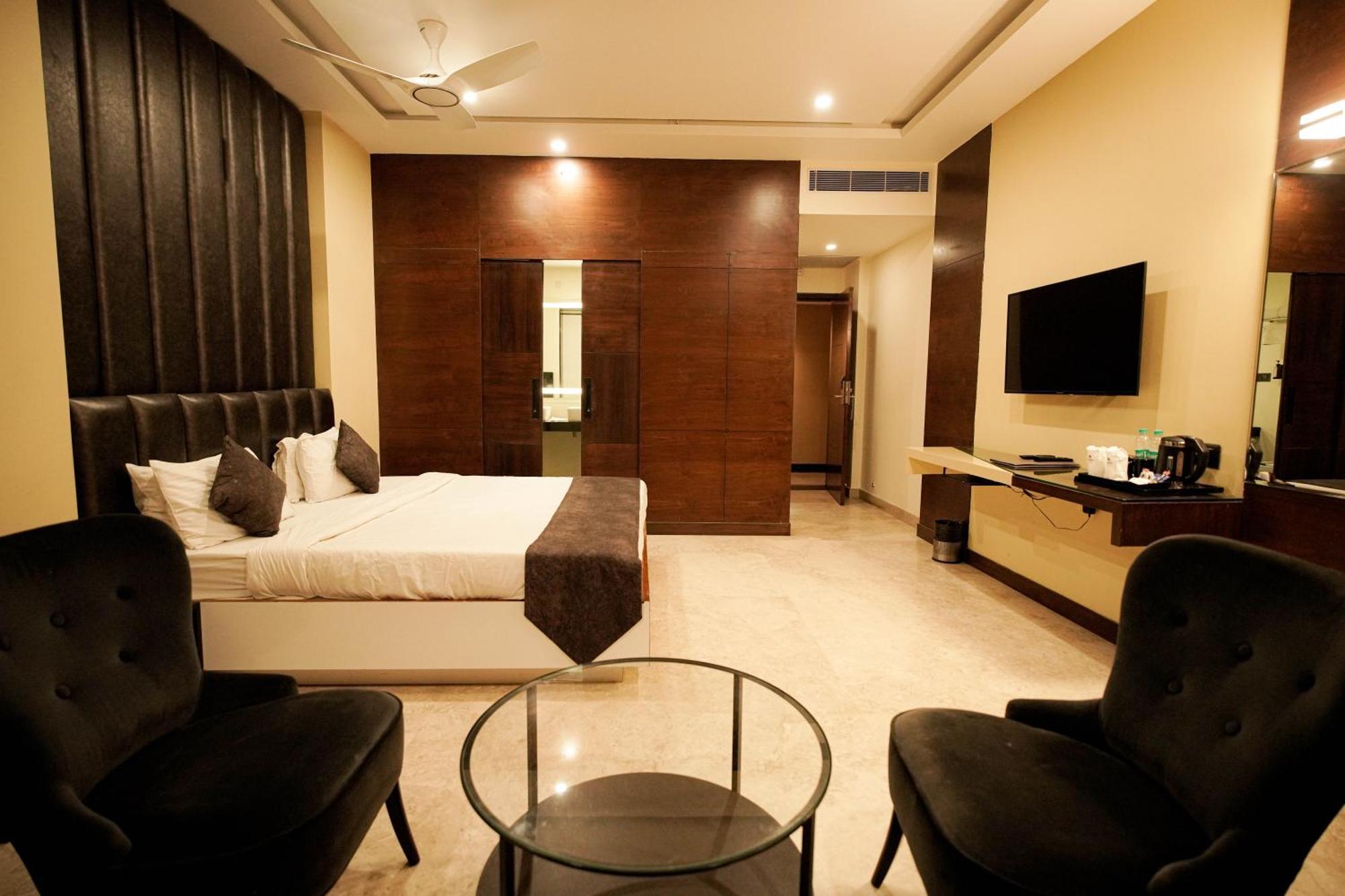 Cliff Embassy Banquet And Suites Shimoga Extérieur photo