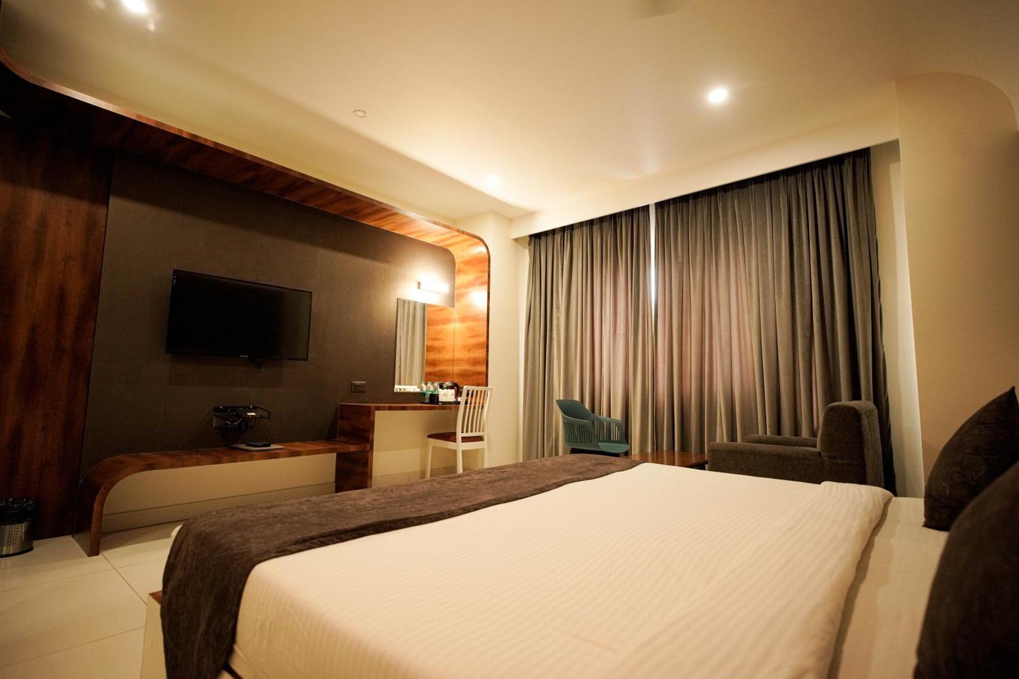 Cliff Embassy Banquet And Suites Shimoga Extérieur photo
