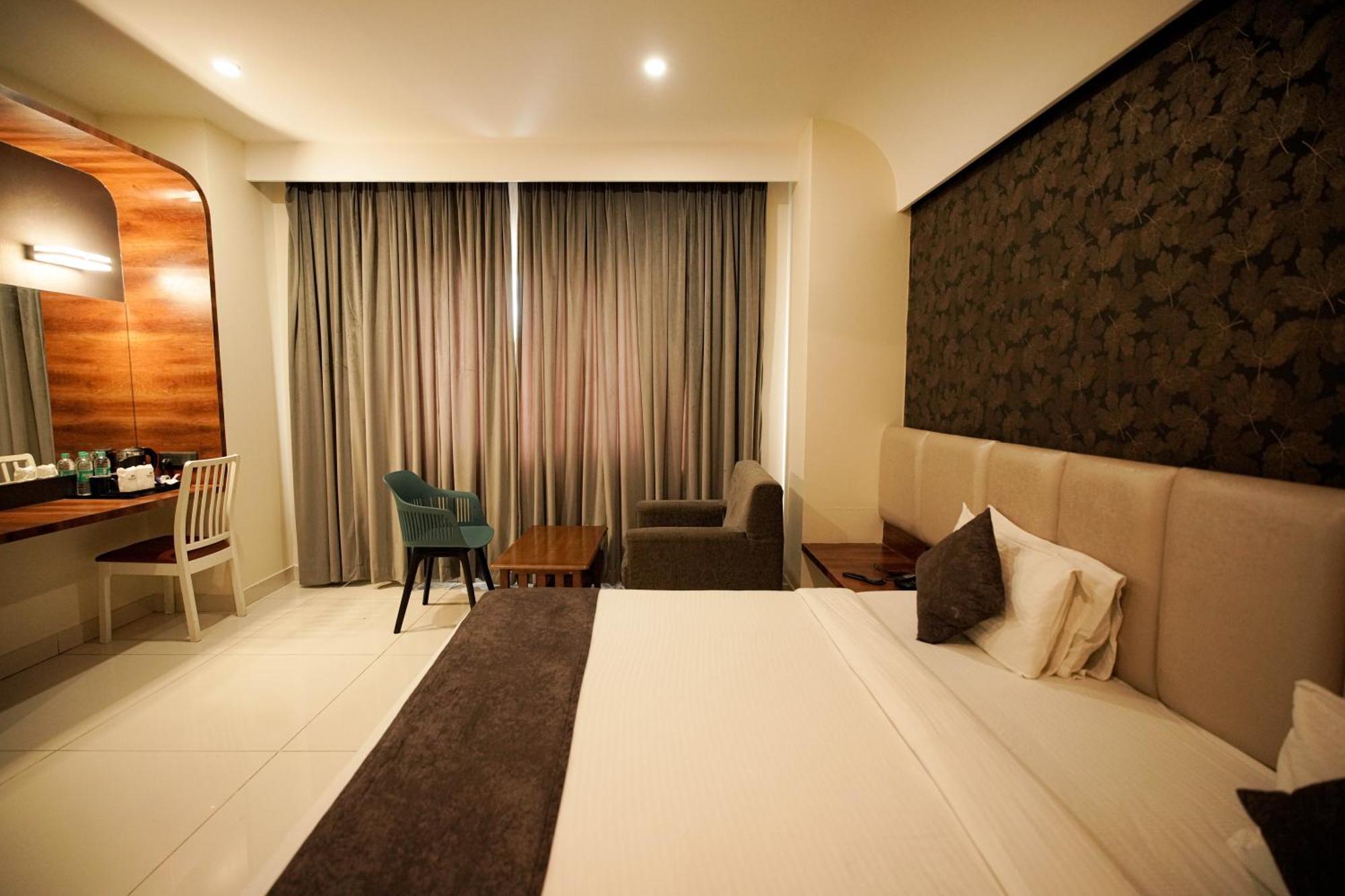 Cliff Embassy Banquet And Suites Shimoga Extérieur photo