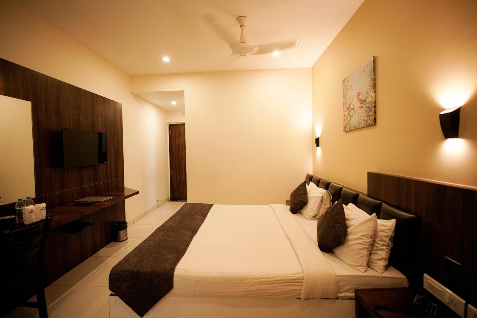 Cliff Embassy Banquet And Suites Shimoga Extérieur photo