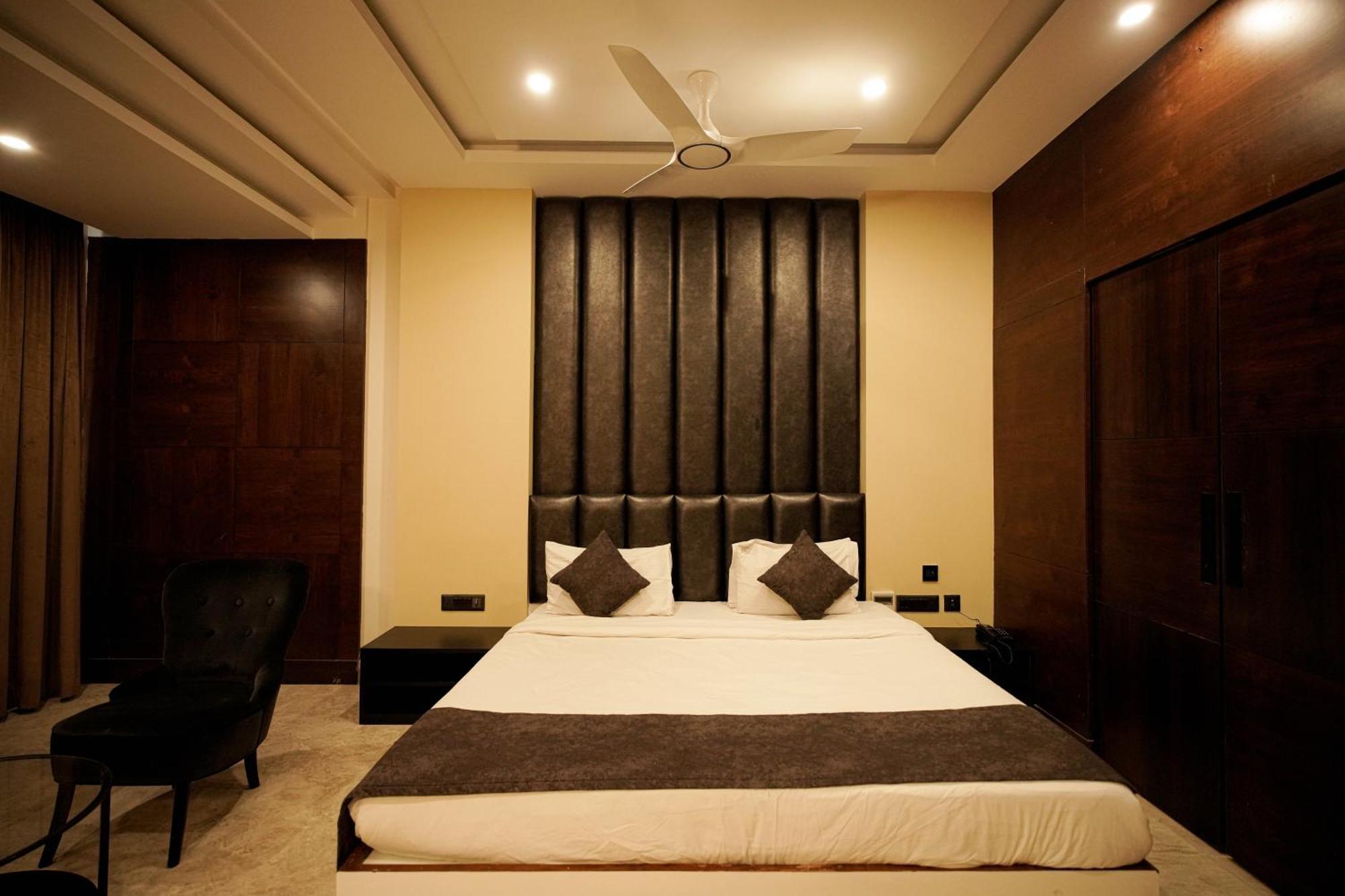 Cliff Embassy Banquet And Suites Shimoga Extérieur photo