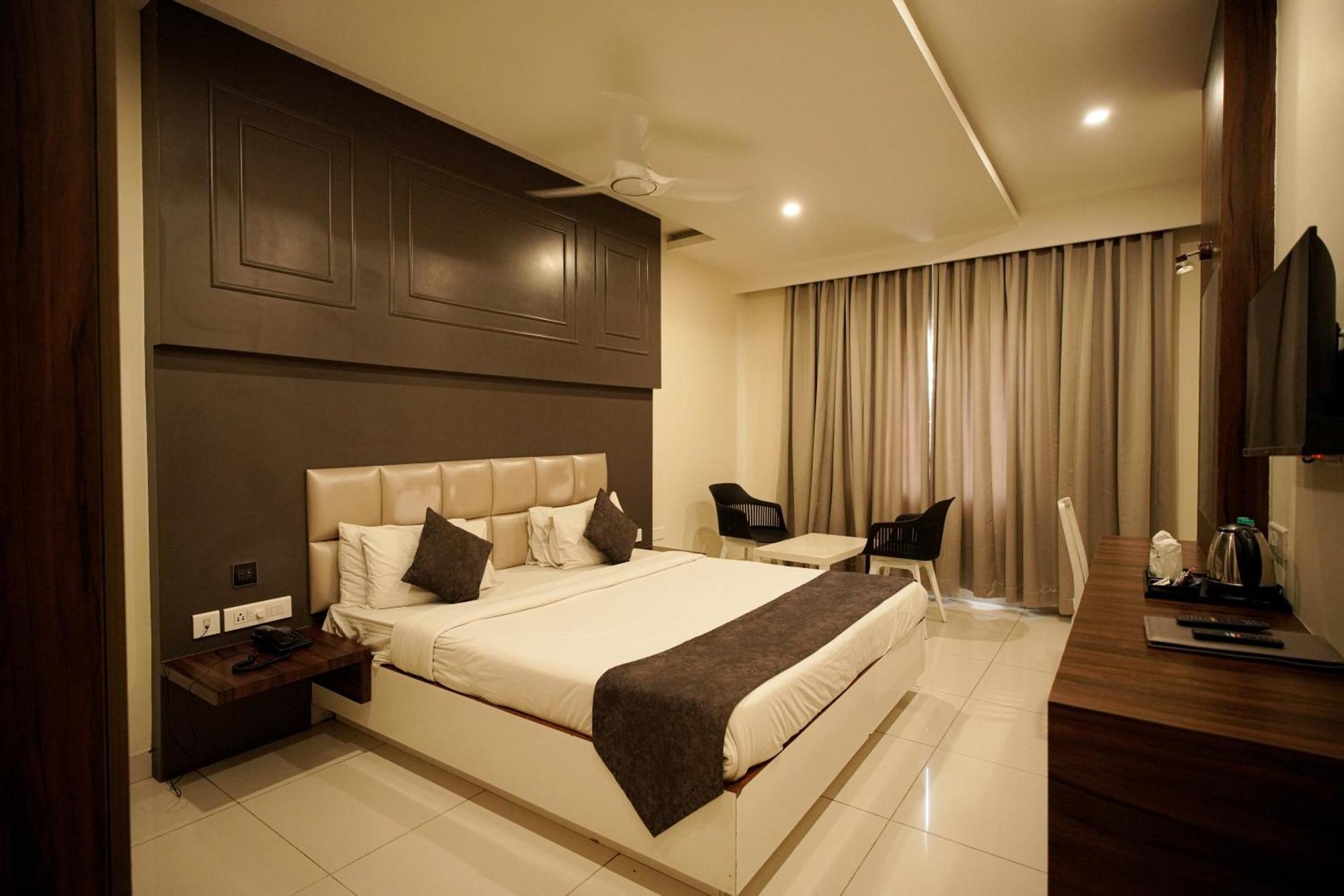 Cliff Embassy Banquet And Suites Shimoga Extérieur photo