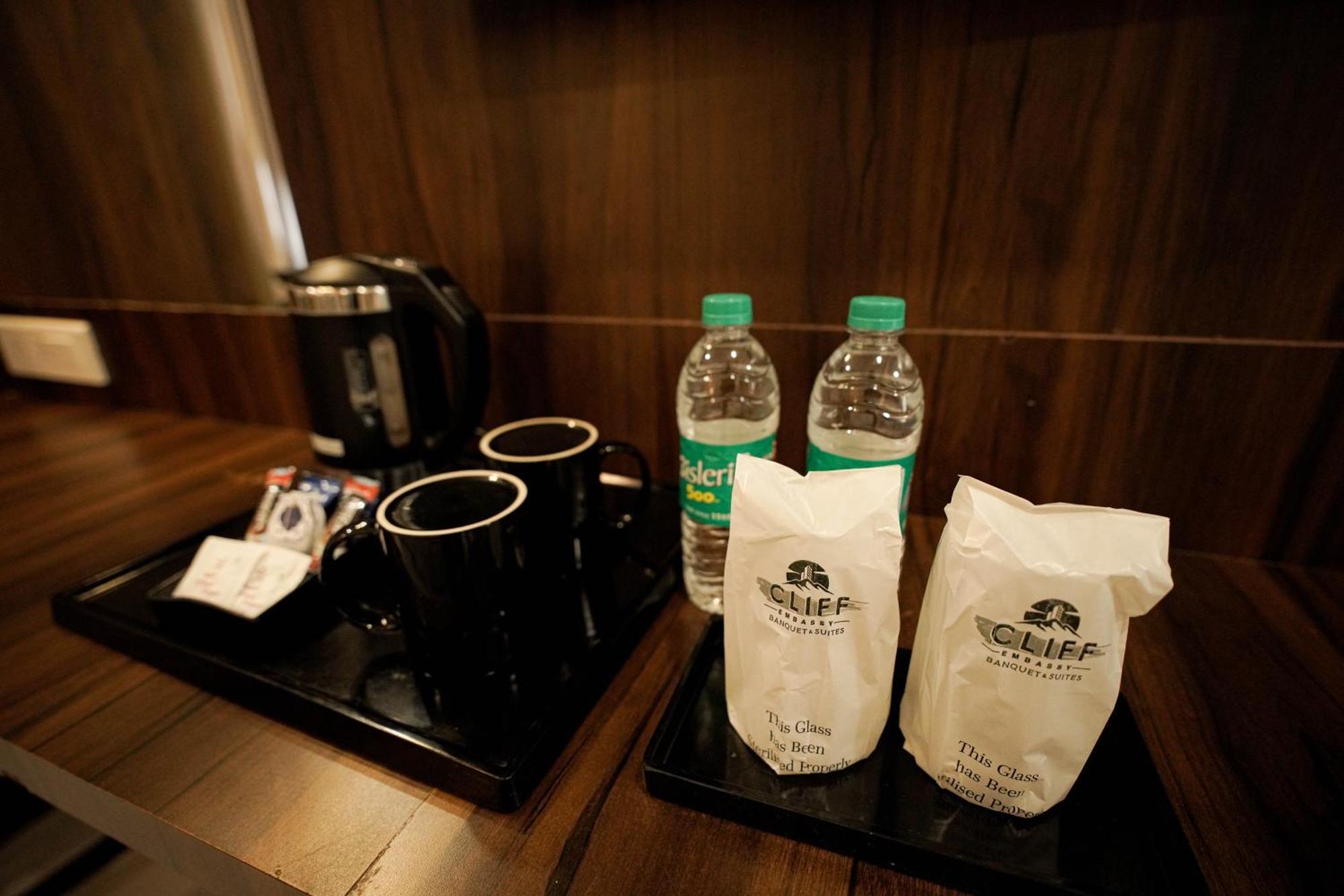 Cliff Embassy Banquet And Suites Shimoga Extérieur photo