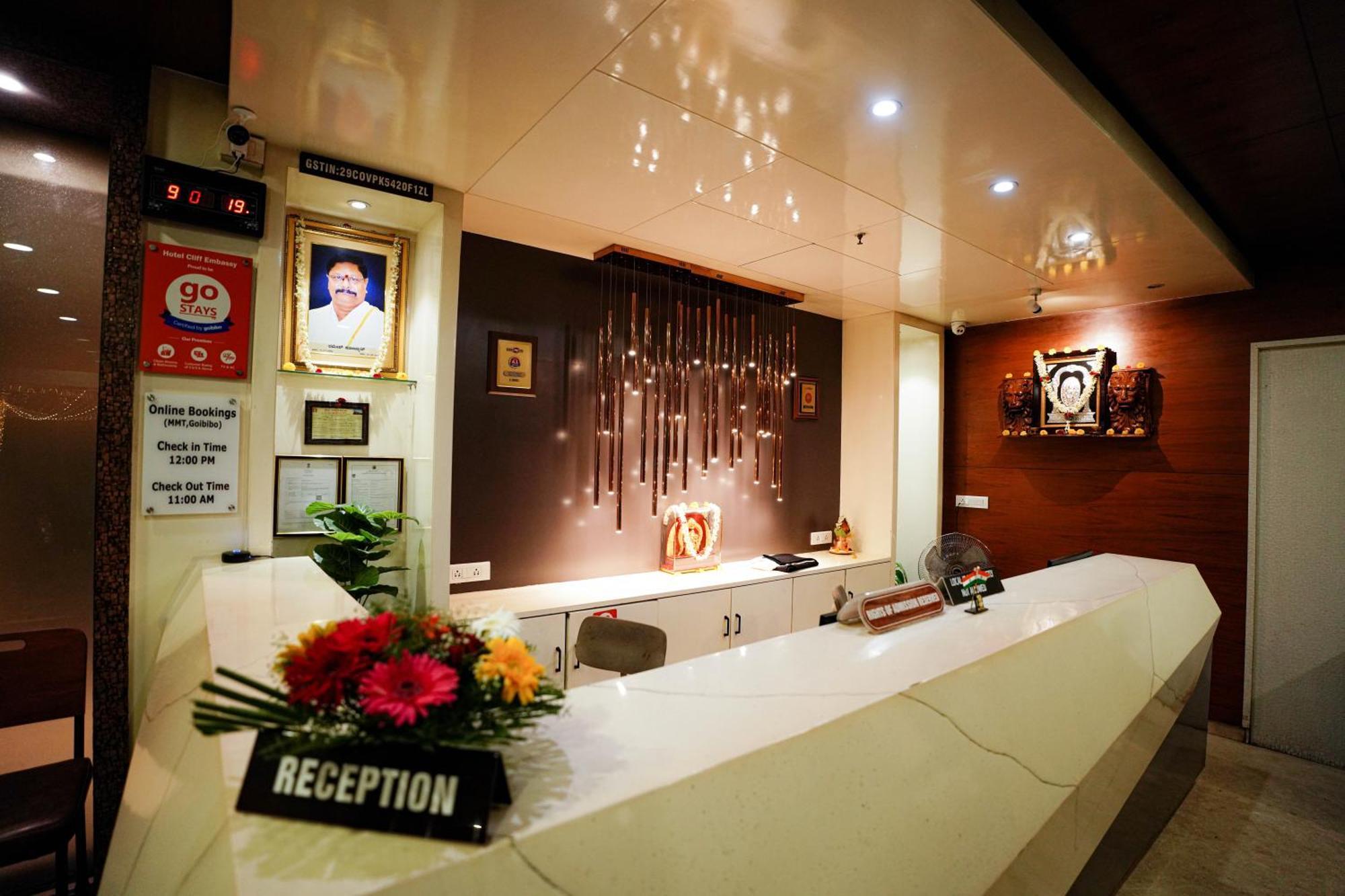 Cliff Embassy Banquet And Suites Shimoga Extérieur photo