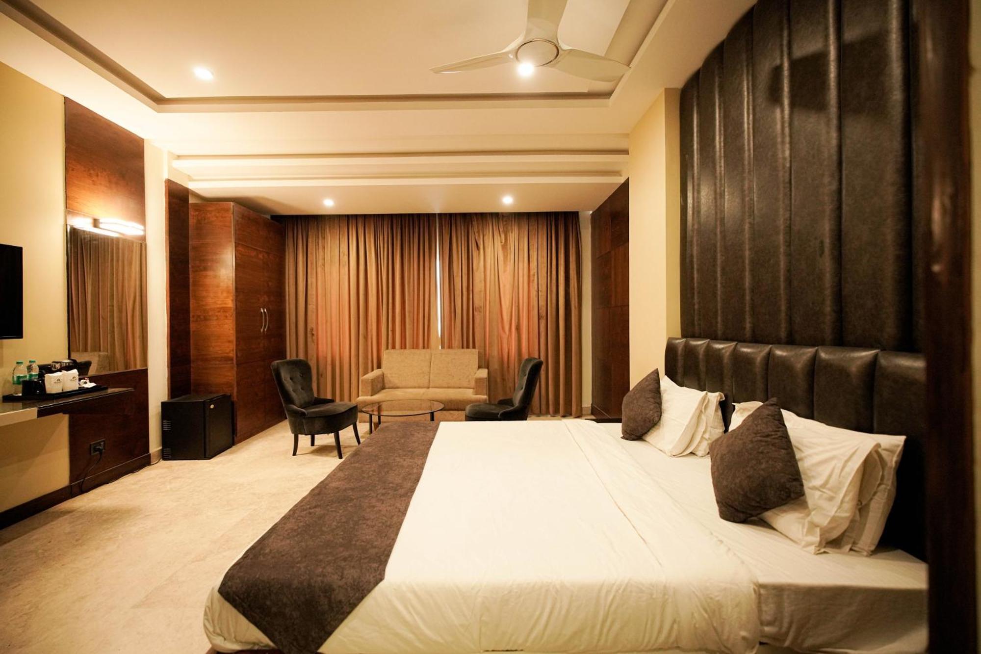 Cliff Embassy Banquet And Suites Shimoga Extérieur photo