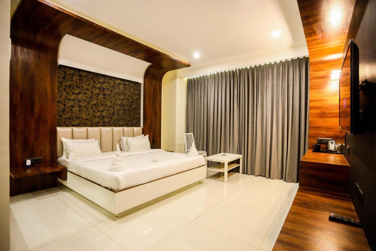 Cliff Embassy Banquet And Suites Shimoga Extérieur photo