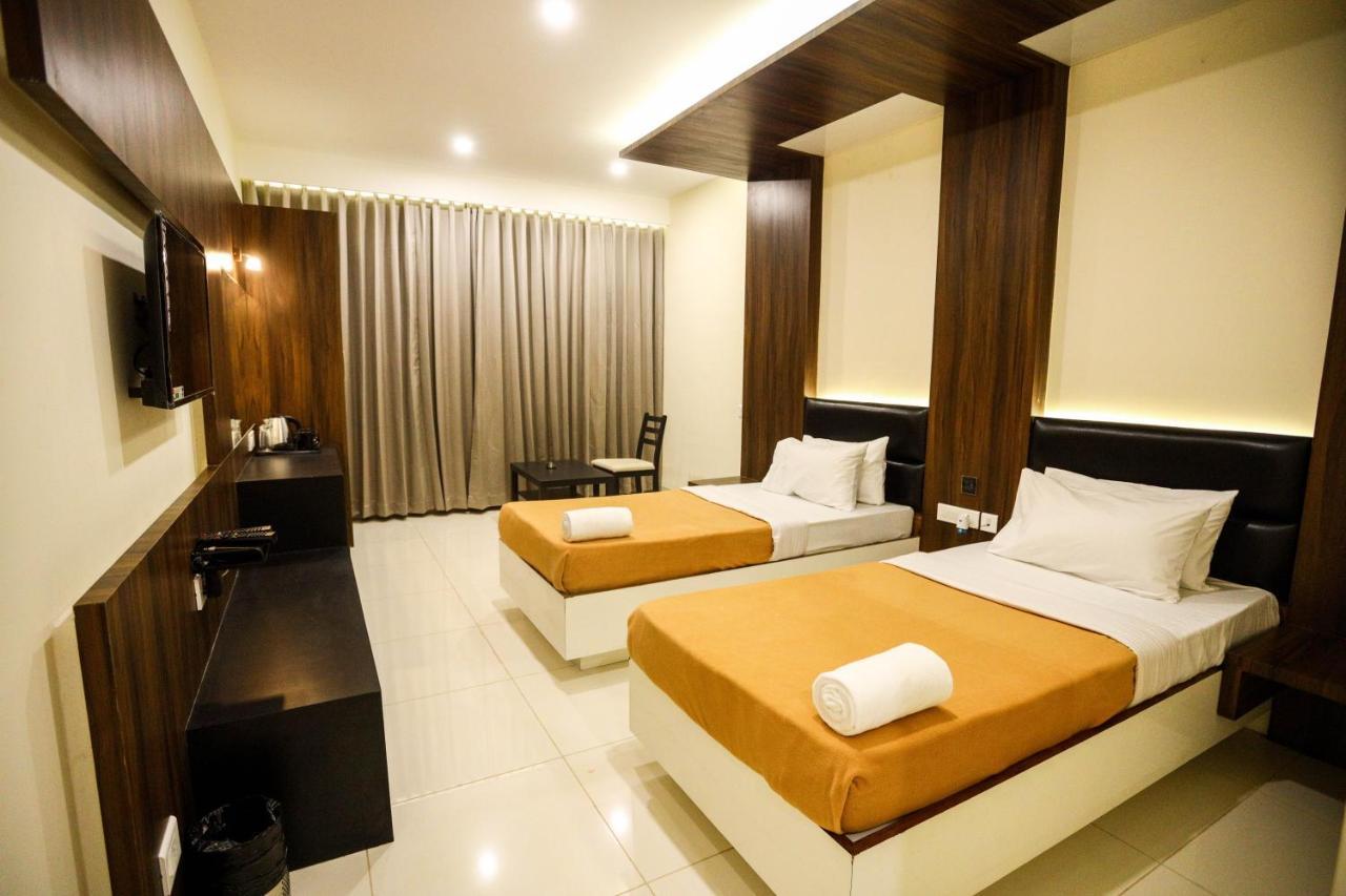 Cliff Embassy Banquet And Suites Shimoga Extérieur photo