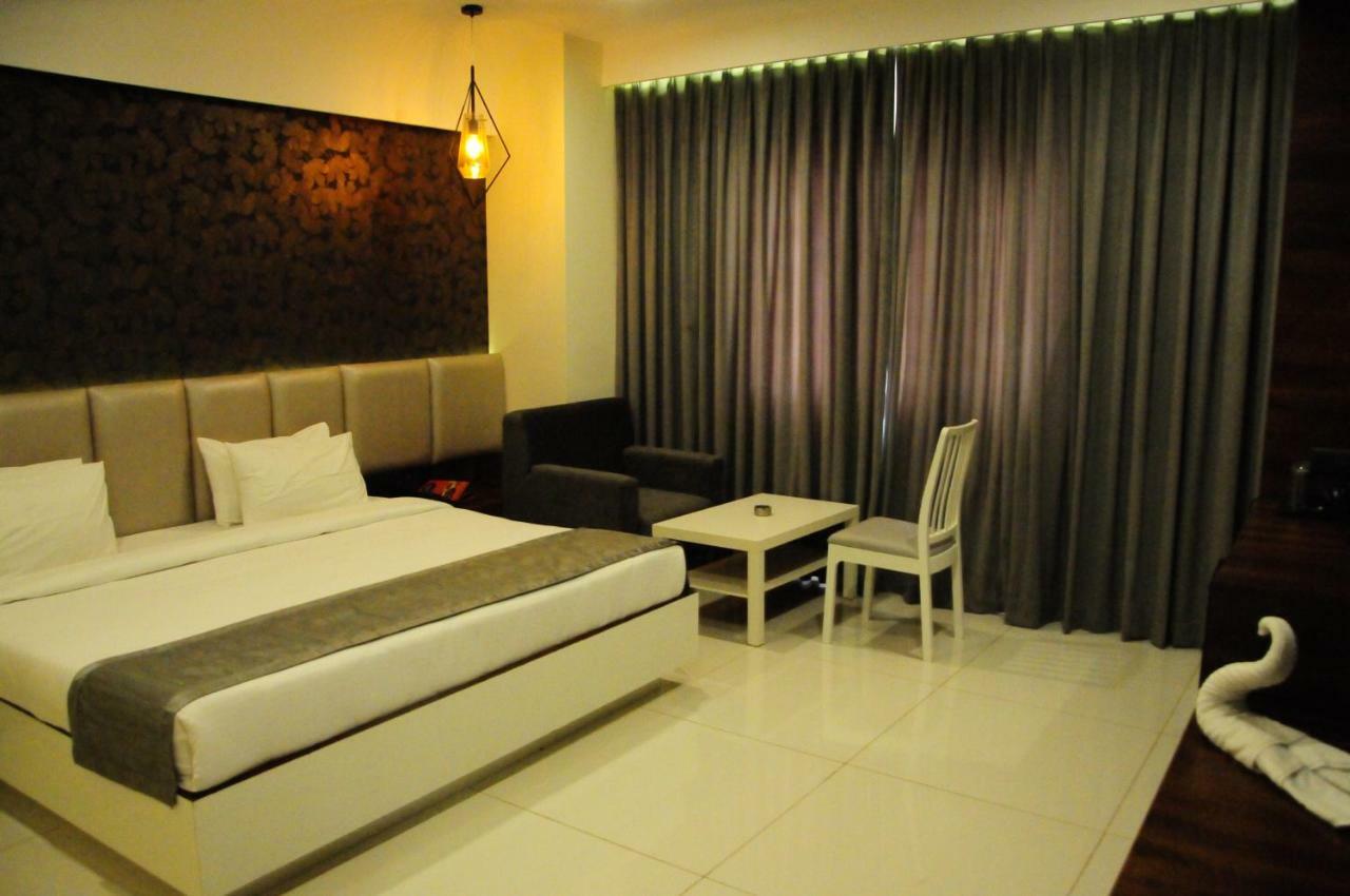 Cliff Embassy Banquet And Suites Shimoga Extérieur photo