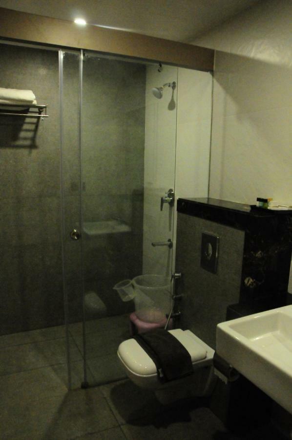 Cliff Embassy Banquet And Suites Shimoga Extérieur photo