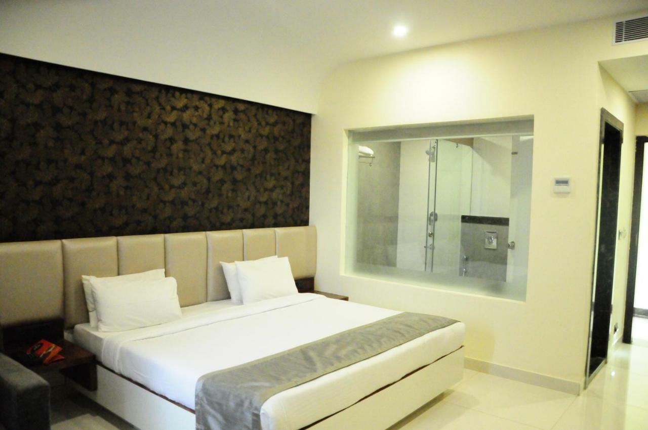Cliff Embassy Banquet And Suites Shimoga Extérieur photo