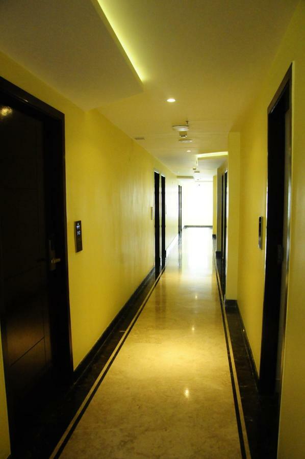 Cliff Embassy Banquet And Suites Shimoga Extérieur photo