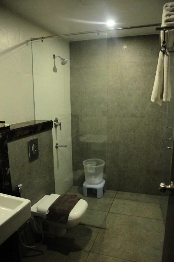 Cliff Embassy Banquet And Suites Shimoga Extérieur photo