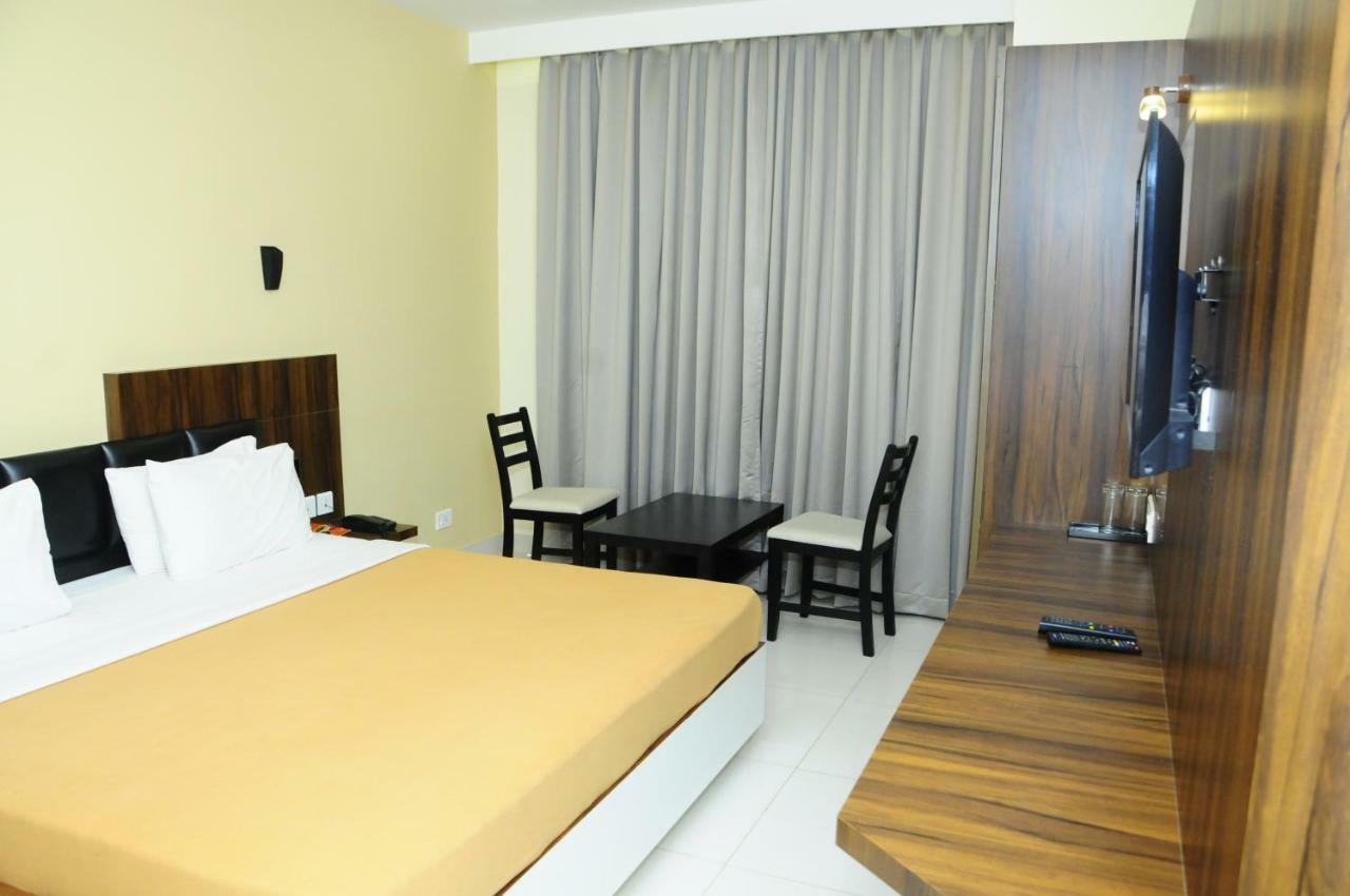 Cliff Embassy Banquet And Suites Shimoga Extérieur photo