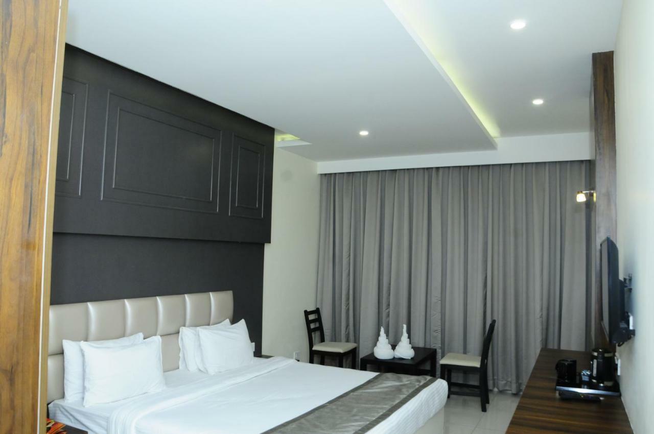 Cliff Embassy Banquet And Suites Shimoga Extérieur photo
